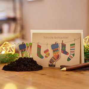 Tarjeta navideña con motivo de calcetines y semillas para plantar.