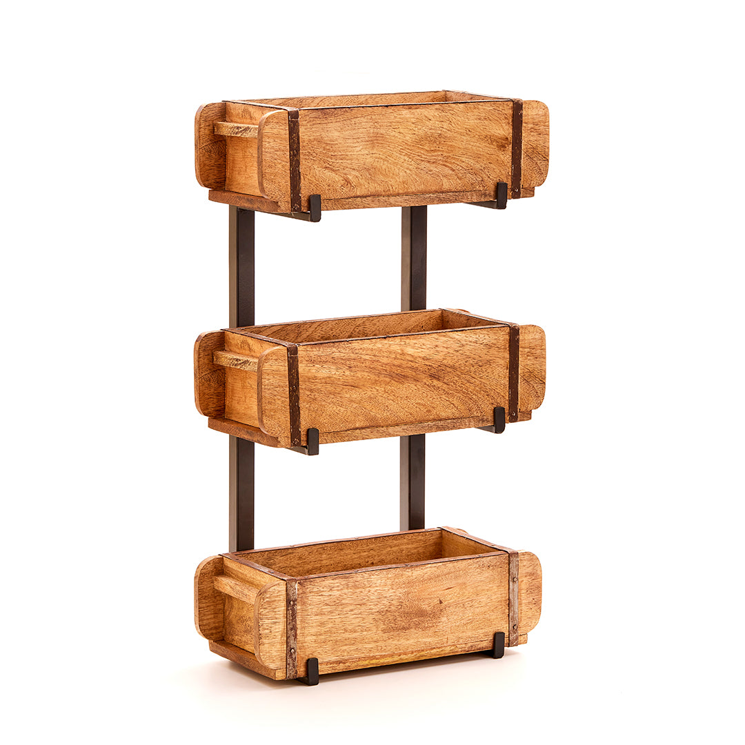Estantería de tres niveles con cajas rectangulares de madera y estructura de metal negro sobre fondo blanco.