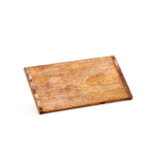 Tablero rectangular de madera desgastada con bordes metálicos, sobre fondo blanco.