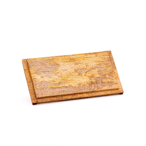 Tabla de madera plana rectangular sobre fondo blanco.