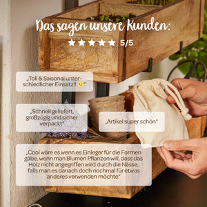 Una imagen de una jardinera de madera con varias opiniones de clientes en alemán, una mano sosteniendo una pequeña bolsa de tela, flores decorativas y plantas en el fondo.