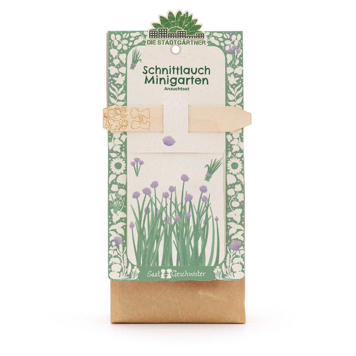 Bolsa de papel con kit para cultivar cebollino, ilustrada con motivos vegetales verdes y morados y etiqueta de madera, de Die Stadtgärtner.