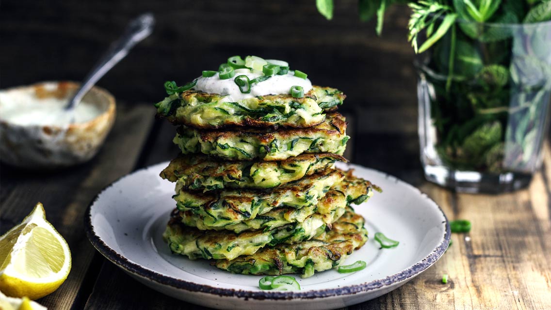 Zucchini-Puffer mit Joghurt-Minz-Dip