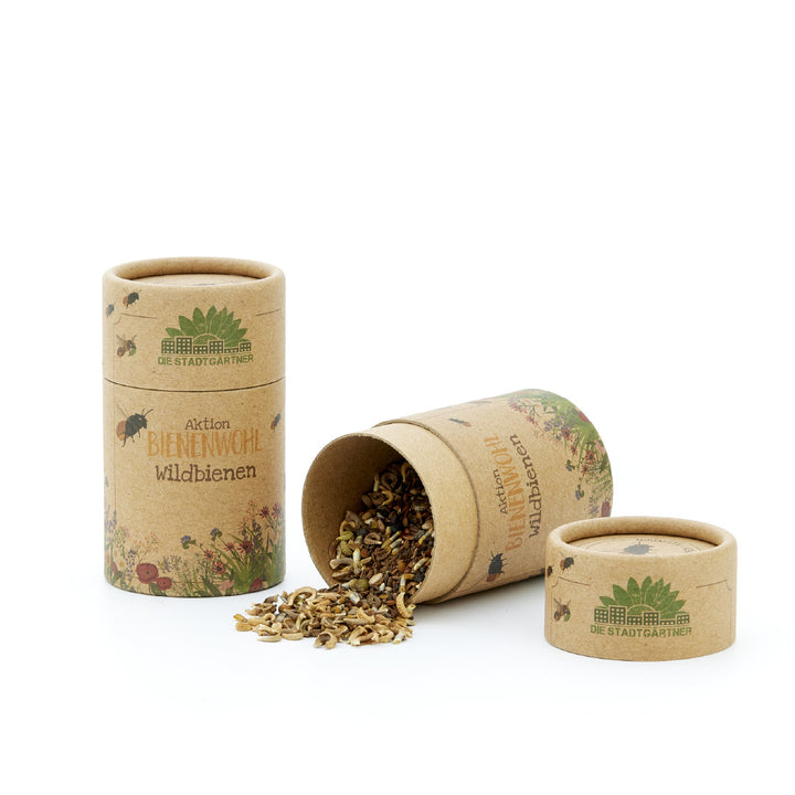 Mezcla de semillas para abejas silvestres, extraída de un tubo de cartón, con la etiqueta "Aktion BIENENWOHL" (Acción POR EL BIENESTAR DE LAS ABEJAS) de los "Stadtgärtner" (Jardineros urbanos).
