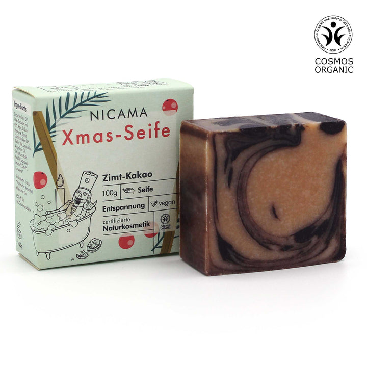 Jabón navideño NICAMA aroma canela-cacao junto a su packaging, cosmética natural certificada, 100g, vegano