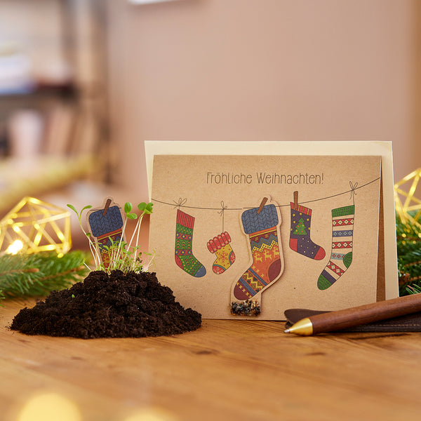 Tarjeta navideña con motivo de calcetines y semillas para plantar.