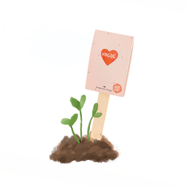 Ilustración de una pequeña planta en el suelo con un cartel con un corazón rojo y las letras "HDGDL".
