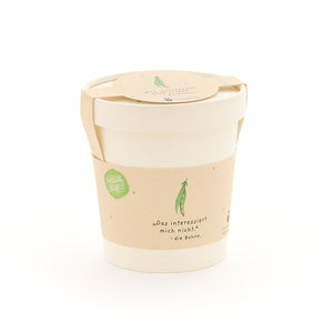 Una taza blanca con una etiqueta beige que representa un guisante verde y la frase "No me importa... el guisante".