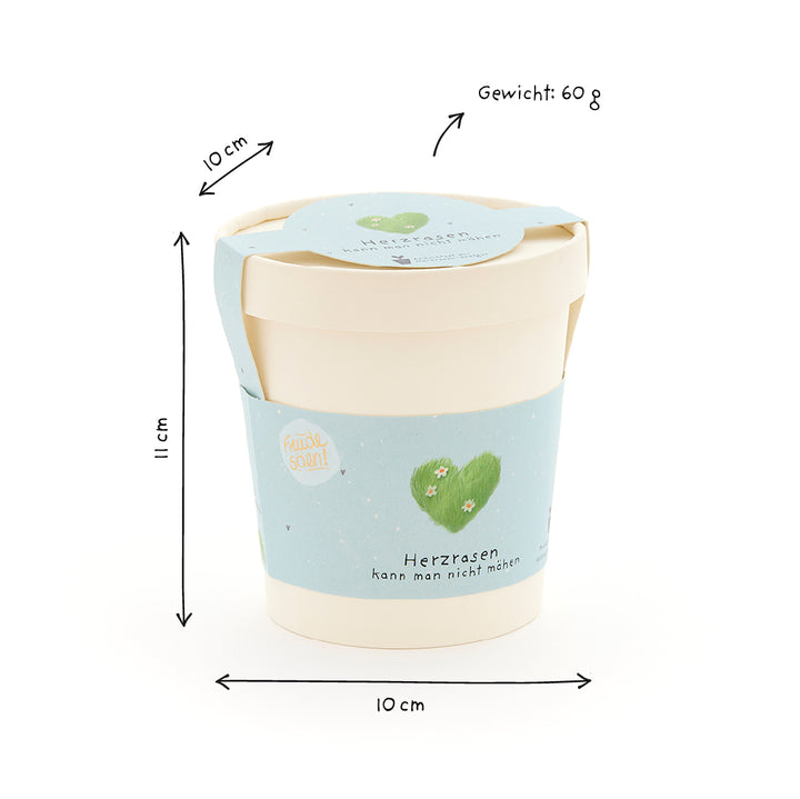 Taza con etiqueta azul claro, motivo de corazón y la inscripción «Los golpes en el corazón no se pueden cortar». Dimensiones: 11 cm de alto, 10 cm de diámetro, peso: 60 g.