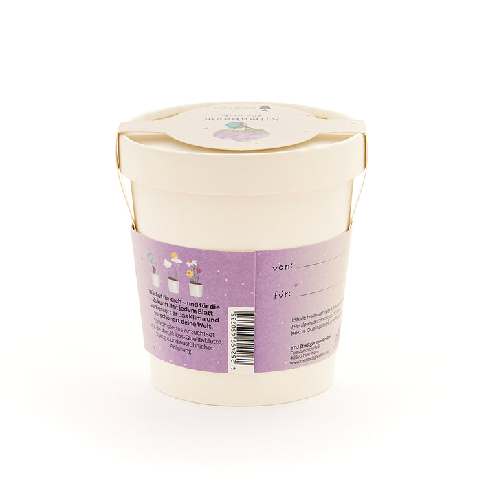 Taza blanca con etiqueta violeta que presenta ilustraciones de macetas, texto y un recuadro "de" y "para".