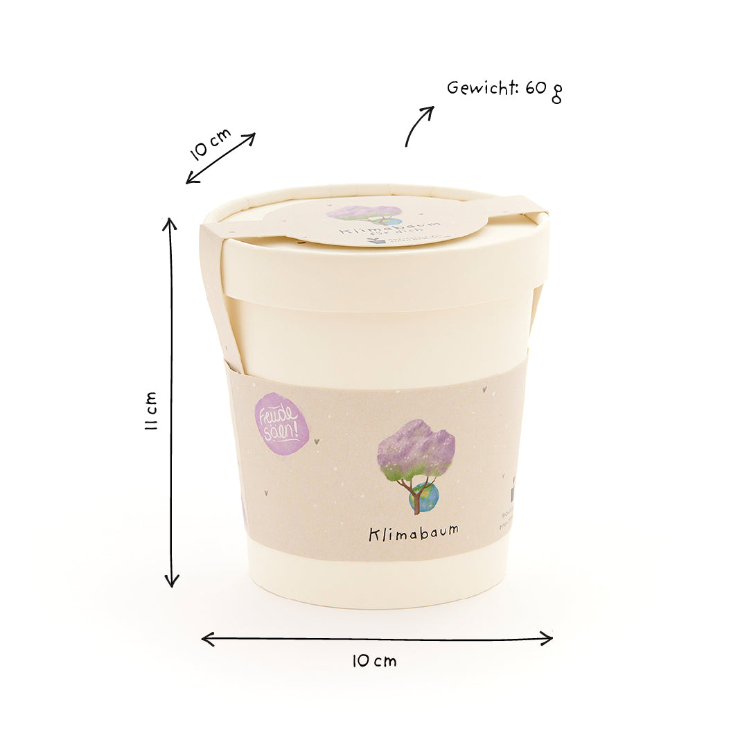 Taza beige con tapa, etiquetada “Climate Tree”, dimensiones dibujadas a mano (10 cm de diámetro, 11 cm de altura) y peso (60 g) sobre un fondo blanco.