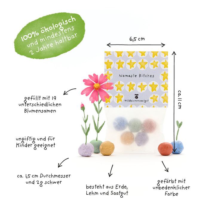 Una bolsa de bolas de semillas de colores, etiquetada con información en alemán sobre el tamaño, los ingredientes, la producción orgánica y la idoneidad para niños, junto con algunas flores florecientes y una marca verde que dice "100% orgánico y dura al menos 2 años".