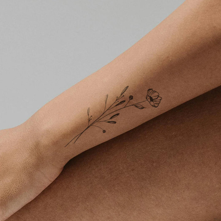 Tatuaje discreto de amapola
