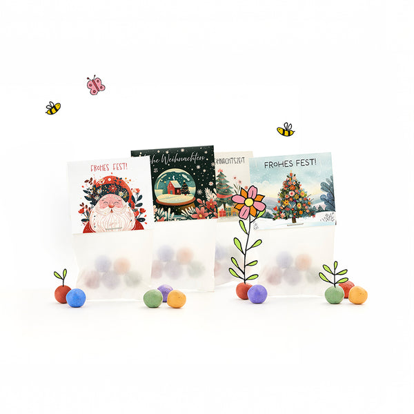 Tres bolsas de regalo con temática navideña con adornos coloridos, motivos navideños ilustrados y las palabras "¡Feliz Navidad!", además de flores dibujadas, abejas y una mariposa.