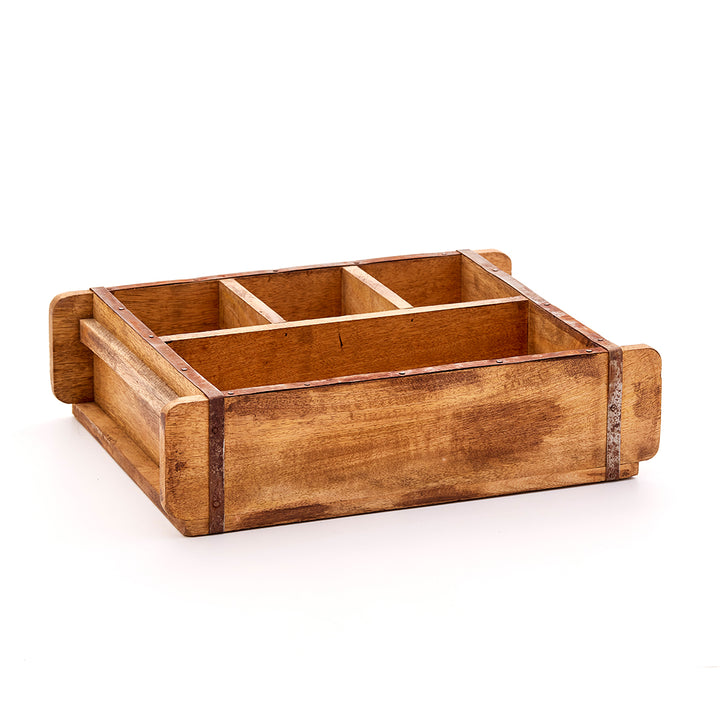 Caja de madera con compartimentos, rectangular, sobre fondo blanco.