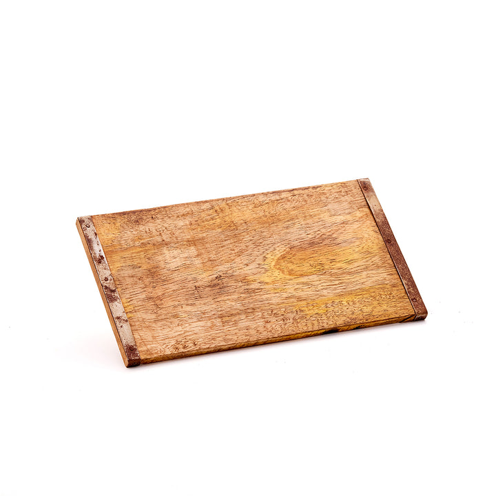 Tablero rectangular de madera desgastada con bordes metálicos, sobre fondo blanco.