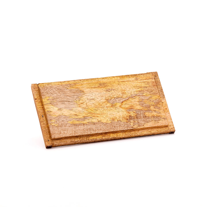Tabla de madera plana rectangular sobre fondo blanco.