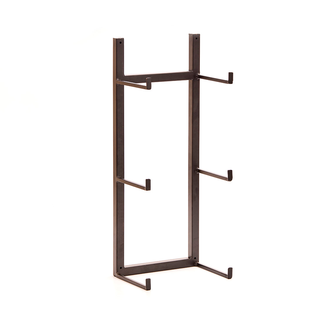 Soporte metálico rectangular de color negro con seis ganchos, independiente sobre fondo blanco.