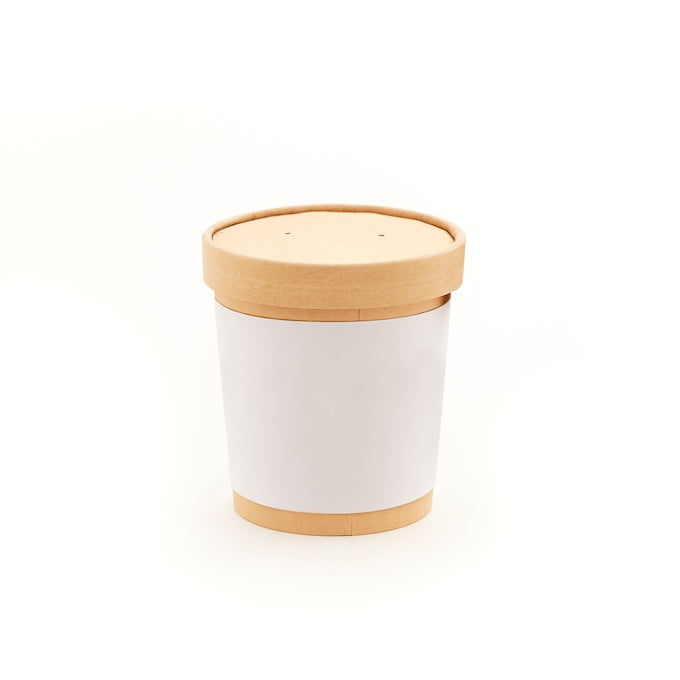 Vaso de papel marrón con etiqueta y tapa blancas sobre fondo blanco.