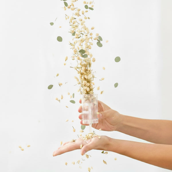 Confeti de flores - niño afortunado