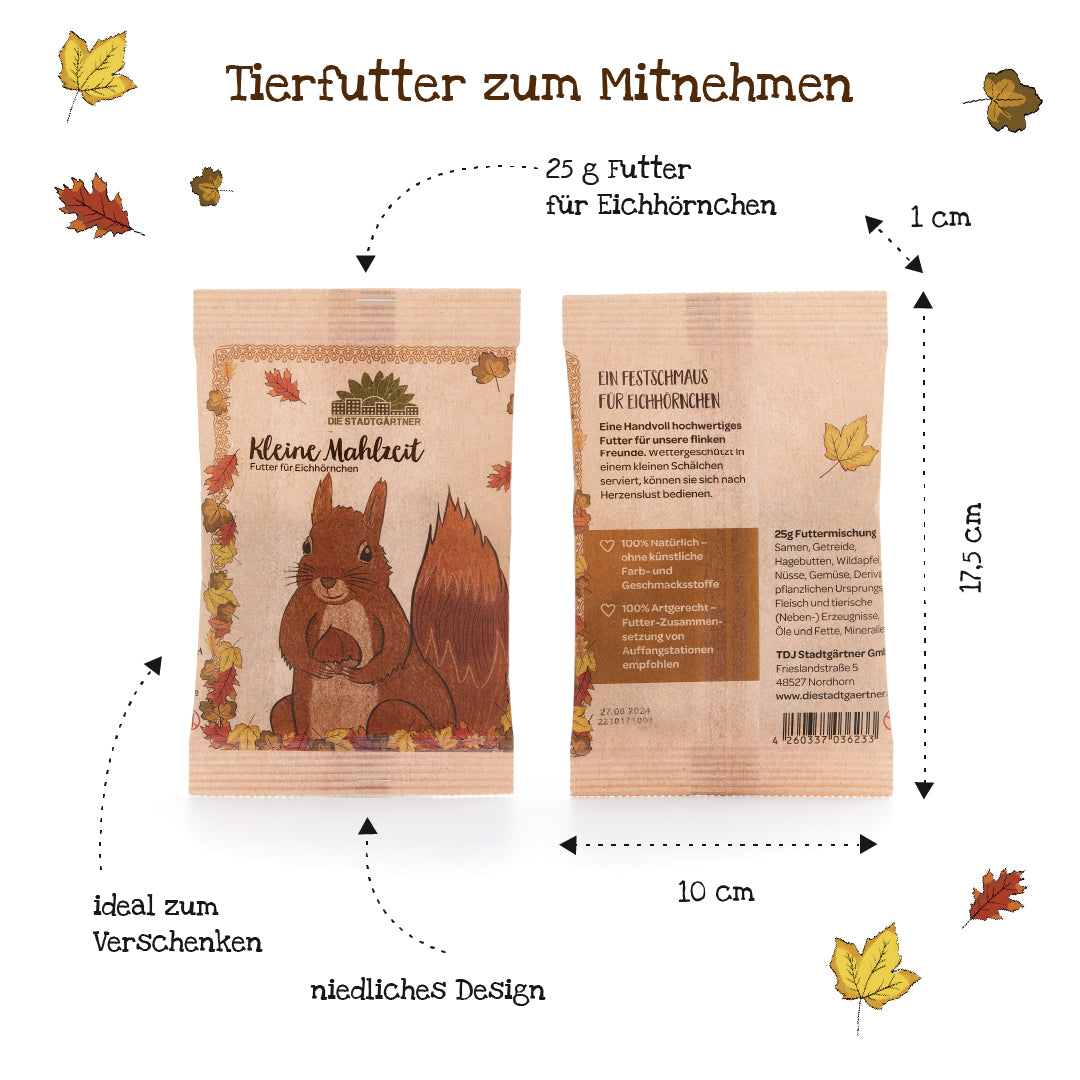 Dos paquetes de comida para ardillas con diseño otoñal, dimensiones y etiquetas en alemán; un dibujo de ardilla en el frente, ingredientes e información del producto en la parte posterior.