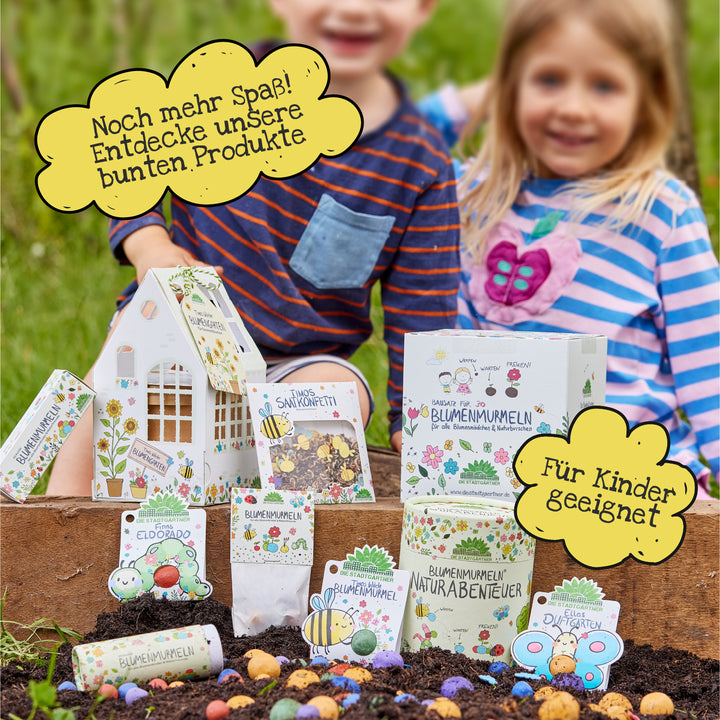 Dos niños en un jardín con productos florales y embalajes coloridos y adaptados a sus necesidades, rodeados de tierra y canicas de flores; globos de diálogo amarillos con impresiones publicitarias.
