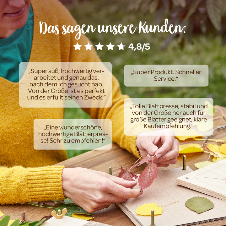 Una persona con un suéter amarillo utiliza una prensa de hojas de madera sobre una mesa al aire libre, rodeada de hojas de colores y reseñas de clientes con una calificación de 4.8 de 5 estrellas.