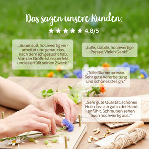 Persona colocando flores de colores en una prensa de madera sobre una mesa de madera al aire libre; arriba, opiniones de clientes en alemán y una calificación de 4,8/5 estrellas.