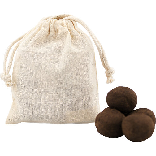 Bolsa de lino con cordón junto a trufas de chocolate sobre un fondo blanco.