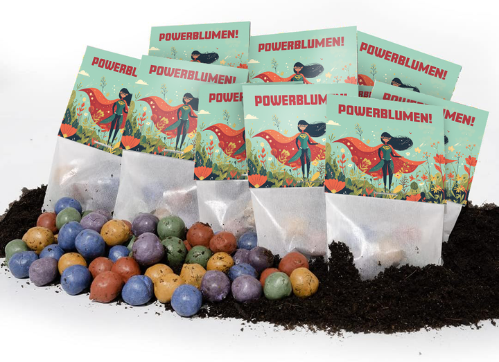 Varias bolsas pequeñas etiquetadas como "¡FLORES DE PODER!" y con una ilustración de superhéroe se encuentran en el suelo, con coloridas bombas de semillas frente a ellas.