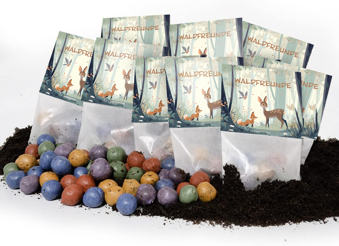 Detrás de bolas de semillas de colores colocadas sobre el suelo se encuentran varias bolsitas con la etiqueta "WALDFREUNDE" (Amigos del bosque) y dibujos de animales del bosque.