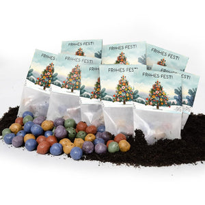 Varias bolsitas con la inscripción "¡Felices fiestas!" y un árbol decorado con motivos navideños, delante del cual hay bolas de semillas de colores en el suelo.