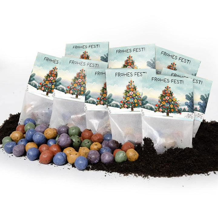 Varias bolsitas con la inscripción "¡Felices fiestas!" y un árbol decorado con motivos navideños, delante del cual hay bolas de semillas de colores en el suelo.