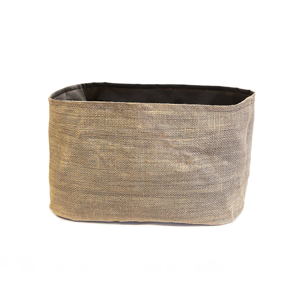 Cesta de almacenamiento de yute rectangular sobre fondo blanco.