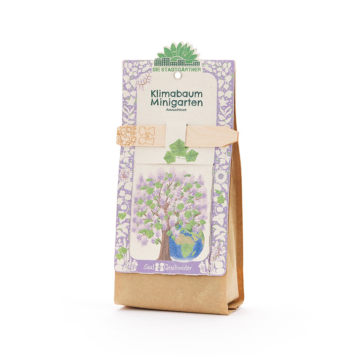 Bolsa que contiene un kit de cultivo llamado "Climate Tree Mini Garden" de Die Stadtgärtner, con un árbol ilustrado y tierra en la etiqueta.