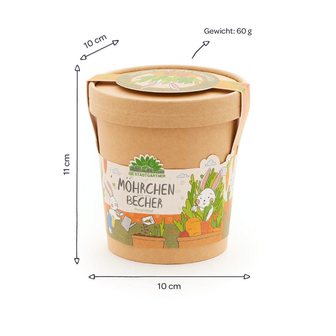 Taza redonda marrón con tapa, etiqueta ilustrada con conejos y zanahorias, inscripción "Möhrchen Becher" al lado, dimensiones 11 cm de alto, 10 cm de diámetro, peso 60 g.