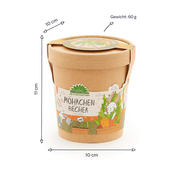 Taza redonda marrón con tapa, etiqueta ilustrada con conejos y zanahorias, inscripción "Möhrchen Becher" al lado, dimensiones 11 cm de alto, 10 cm de diámetro, peso 60 g.