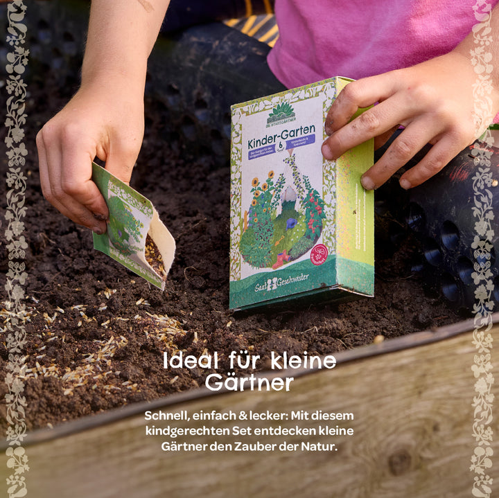 Un niño siembra semillas en un bancal elevado, junto a un paquete de “Kinder-Garten” de SaatGeschwister.