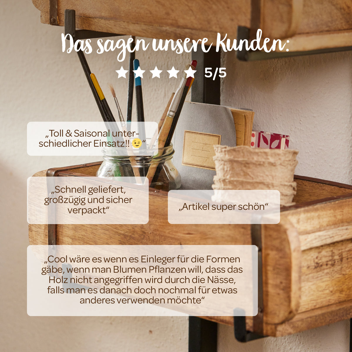 Estantería de madera con diversos utensilios como cepillos, libreta, jardinera y valoraciones de clientes con 5 de 5 estrellas en alemán.