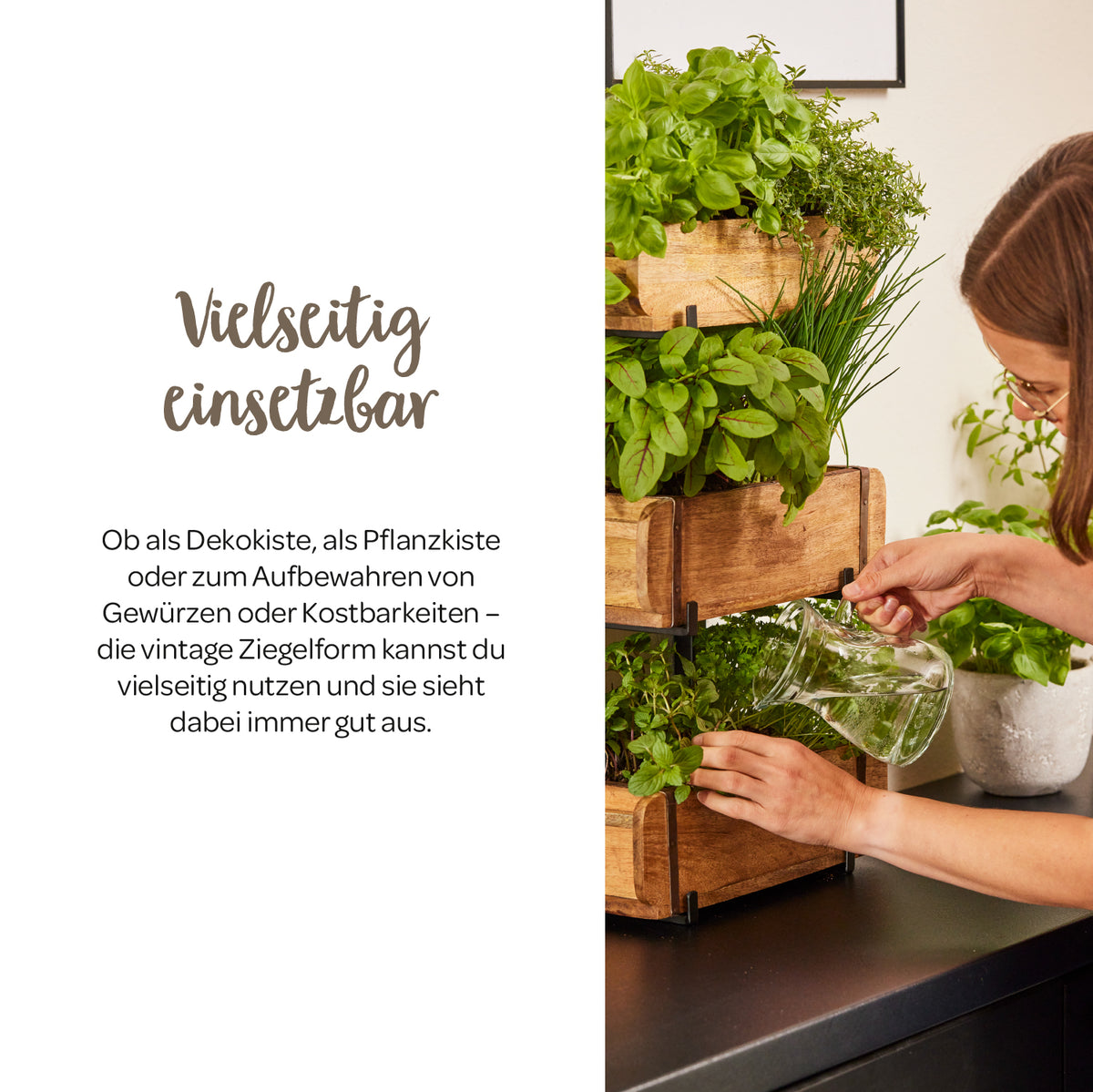 Mujer regando hierbas en cajas de madera apiladas sobre la encimera de una cocina.