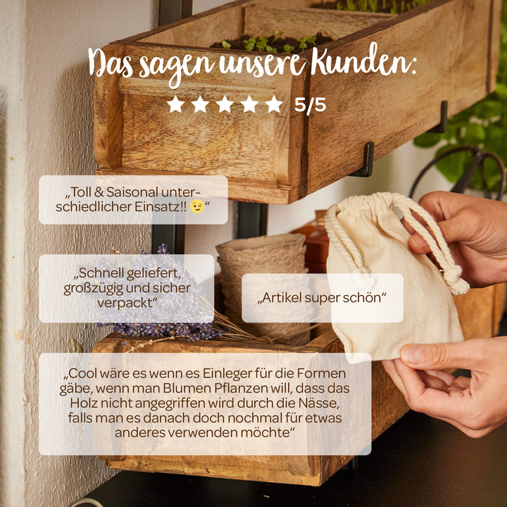Una imagen de una jardinera de madera con varias opiniones de clientes en alemán, una mano sosteniendo una pequeña bolsa de tela, flores decorativas y plantas en el fondo.
