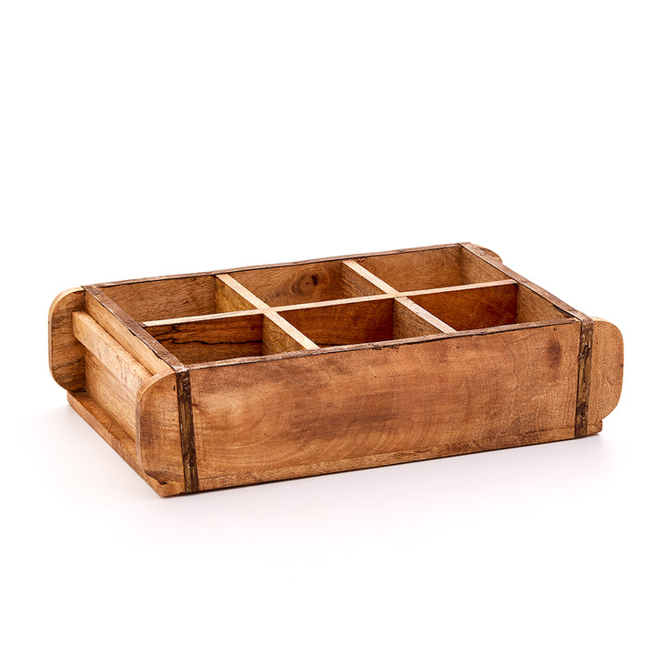 Caja de madera con seis compartimentos sobre fondo blanco.