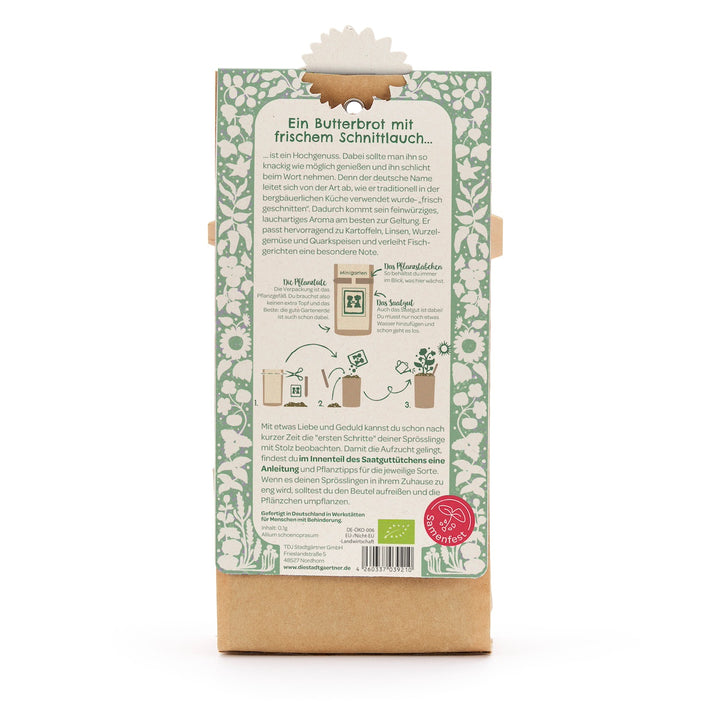 Reverso de una bolsa de papel marrón con etiqueta verde y blanca; instrucciones y texto para sembrar cebollino, con ilustraciones y descripción en alemán.
