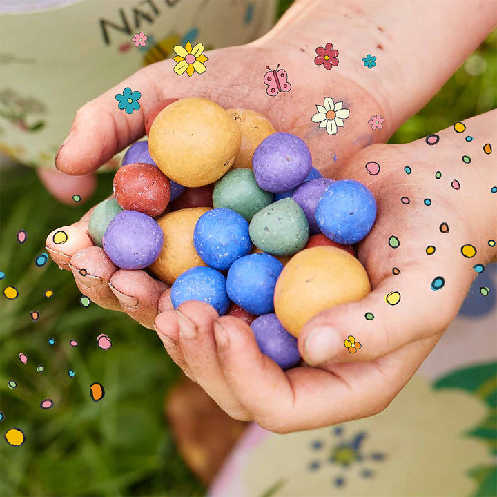 Bombas de semillas para niños en una mano