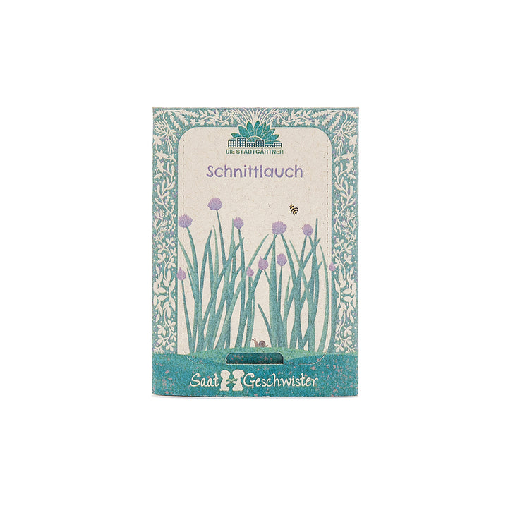 Paquete de semillas de cebollino de “Saat Geschwister”, ilustrado con cariño con cebollino en flor y una pequeña abeja.