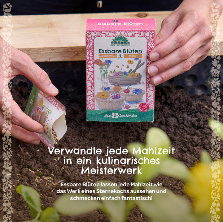 Dos manos sostienen un paquete y una bolsita con la etiqueta “Flores comestibles” sobre un lecho de tierra fresca.