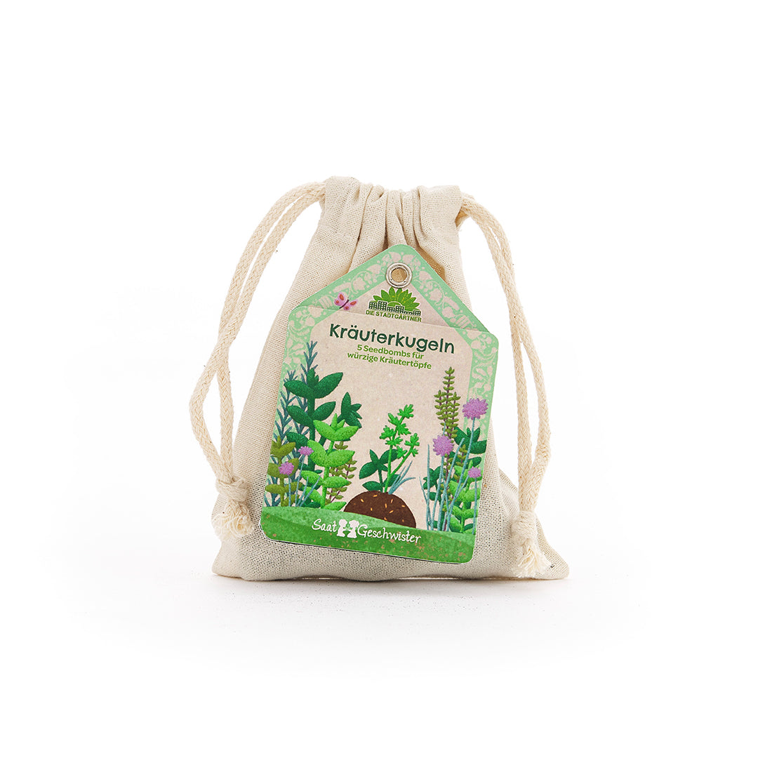 Bolsa de tela con etiqueta “Herb Balls”, ilustrada con varias hierbas, contiene bombas de semillas para macetas de hierbas.