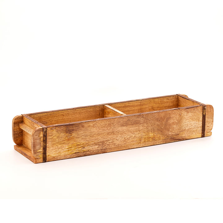 Caja rectangular de madera con dos compartimentos sobre fondo blanco.