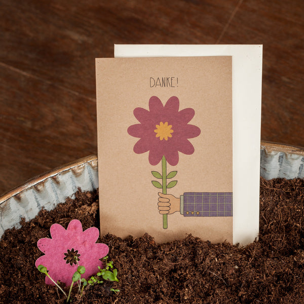 Tarjeta de agradecimiento con motivo de flores en la tierra.