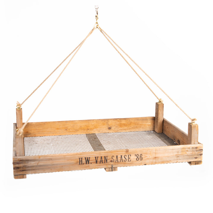 Tamiz de madera colgante con red metálica y la inscripción "H.W. VAN SAASE '86".
